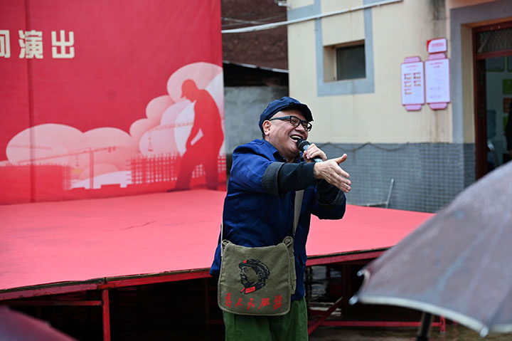 1679629670696680.jpg 3文藝工作者正在表演歌曲串燒.jpg