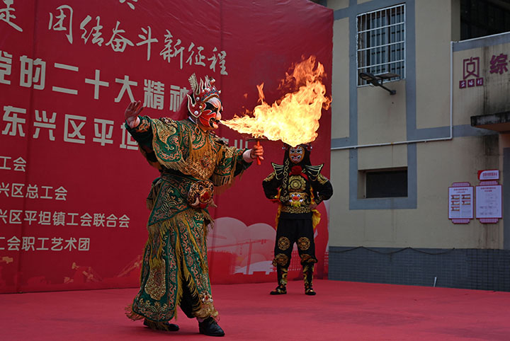 1679629674384607.jpg 4文藝工作者表演川劇絕活《變臉吐火》.jpg