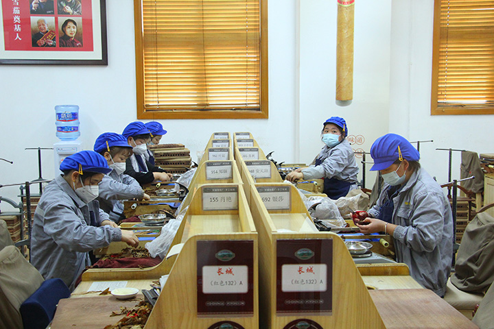 6工人們?cè)谘┣咽止ぞ碇栖囬g認(rèn)真勞作  周淼葭攝.JPG