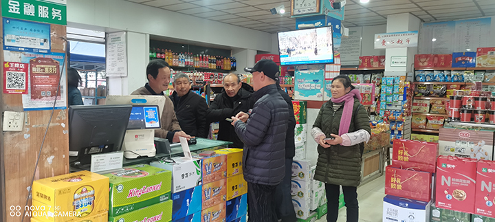 老年人在隆昌農商銀行農綜站辦理業(yè)務.jpg