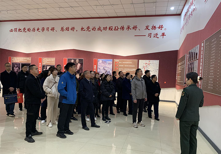 1學(xué)員們認(rèn)真參觀四川長征干部學(xué)院雅安夾金山分院院展館.jpg