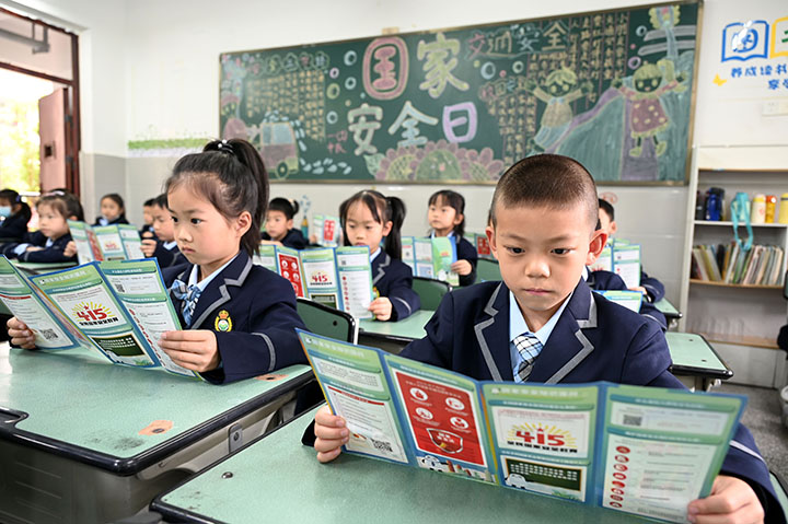 圖3 2023年4月13日，在四川省內(nèi)江市東興區(qū)五星小學，小學生正在通過主題班會學習國家安全知識。.jpg