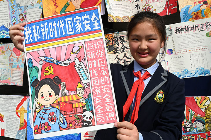 圖4 2023年4月14日，在四川省內(nèi)江市東興區(qū)五星小學，小學生在展示自己繪制的“國家安全，從小做起”主題手抄報作品。.jpg