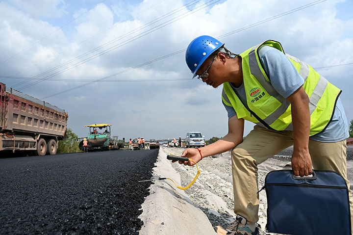 1681724414591256.jpg 3技術(shù)人員正在對(duì)瀝青混凝土路面鋪筑質(zhì)量進(jìn)行檢測(cè).jpg