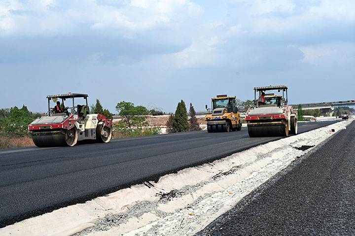 1681724417784816.jpg 4筑路工人在東興樞紐互通區(qū)域鋪筑瀝青混凝土路面.jpg