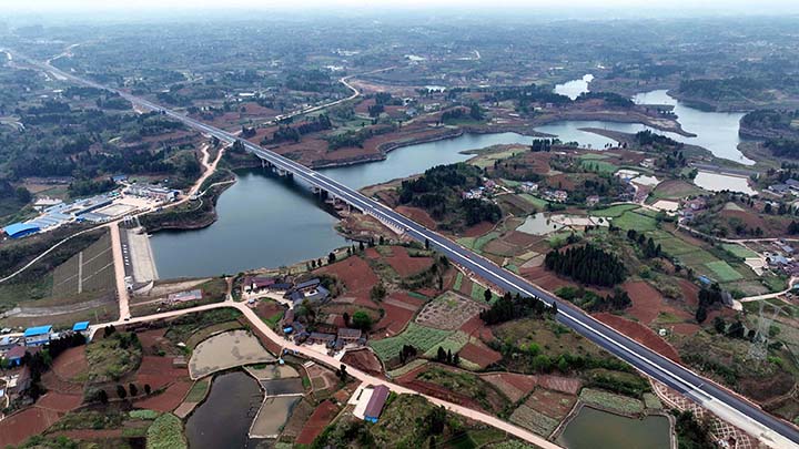 1681724420752140.jpg 5內(nèi)大高速公路(四川境)項(xiàng)目控制性工程聯(lián)合水庫(kù)大橋正在進(jìn)行瀝青混凝土路面鋪筑(無(wú)人機(jī)照片).jpg