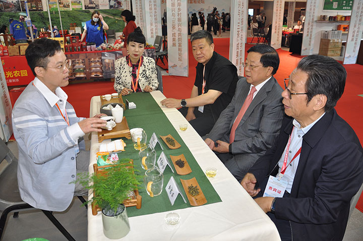 7+唐利民、張成明考察參展的臺灣茶企2.JPG