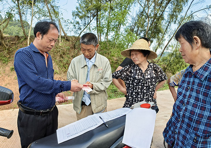 圖1 村干部為村民清點工資，依次發(fā)放 。.jpg