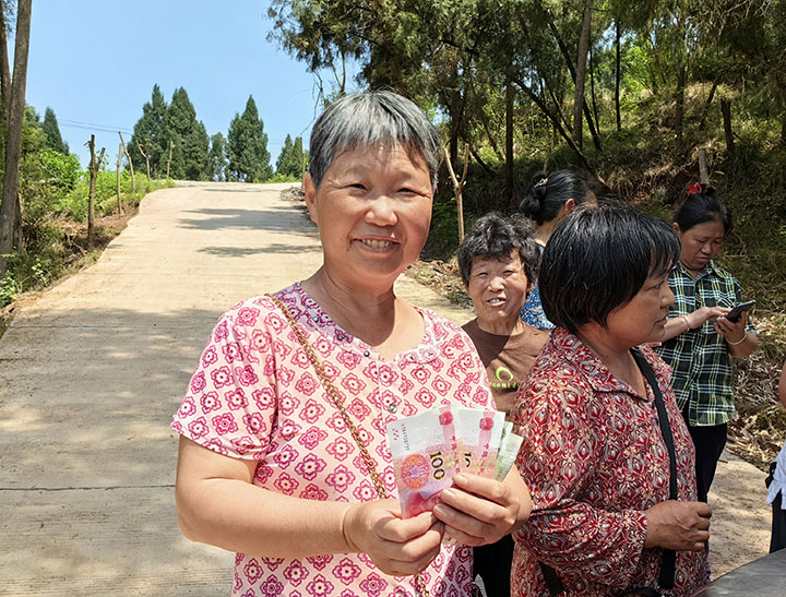 圖2 領(lǐng)到工資的村民滿臉笑容.jpg