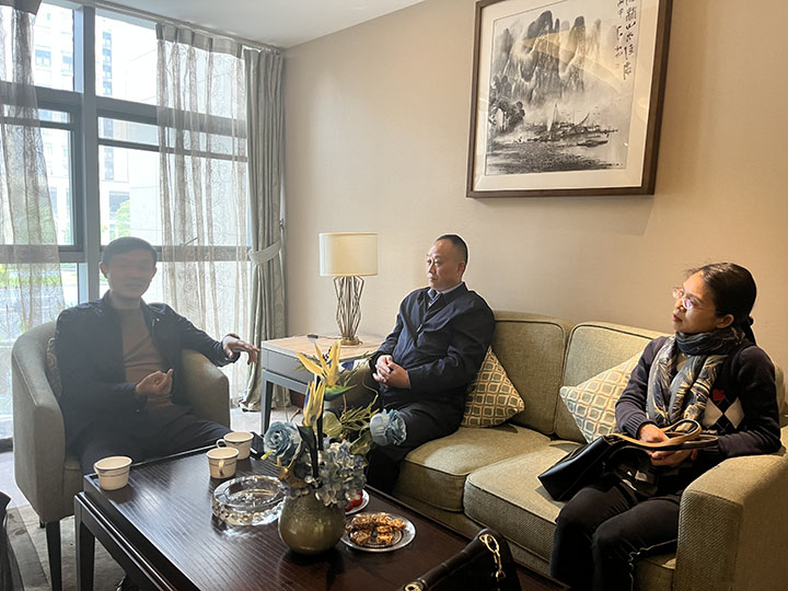 1 盧錦根（中）、張曉紅（右）與恩陽(yáng)區(qū)發(fā)改局局長(zhǎng)王軍（左）交流.jpg