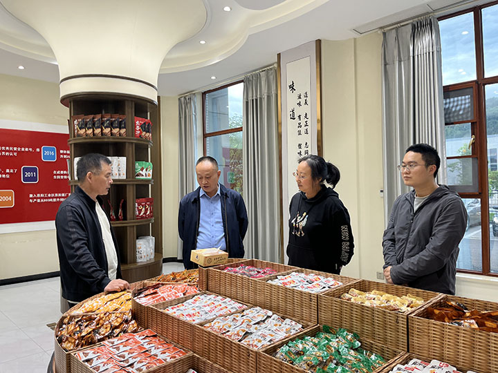 4課題組在四川省胡婆婆食品有限責(zé)任公司了解情況.jpg