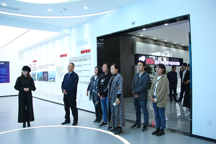 11課題組在京東（恩陽(yáng)）數(shù)字經(jīng)濟(jì)產(chǎn)業(yè)園.JPG
