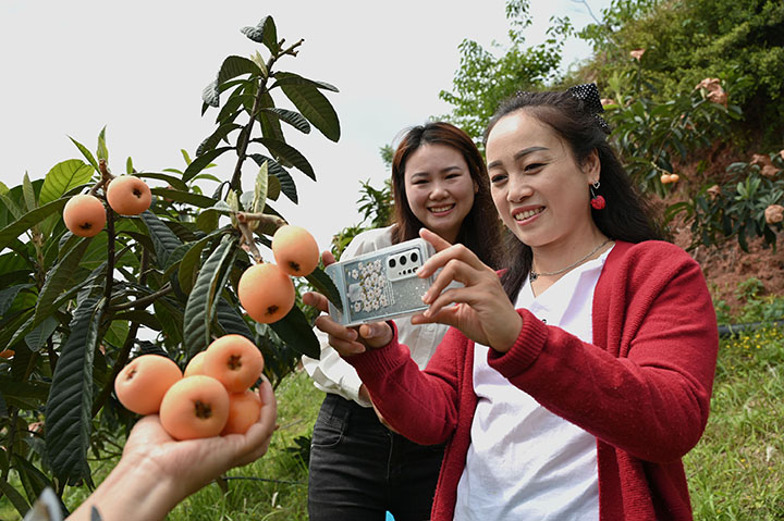 圖4  5月11日，內(nèi)江市東興區(qū)石子鎮(zhèn)桂溪社區(qū)，游客正在拍照留念。.jpg
