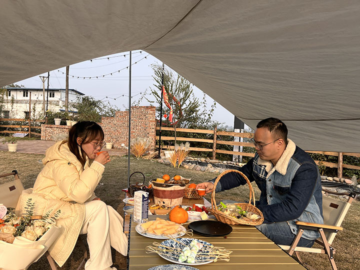 1684421298669609.jpg 4游客在聚興家庭農(nóng)場(chǎng)休閑.jpg