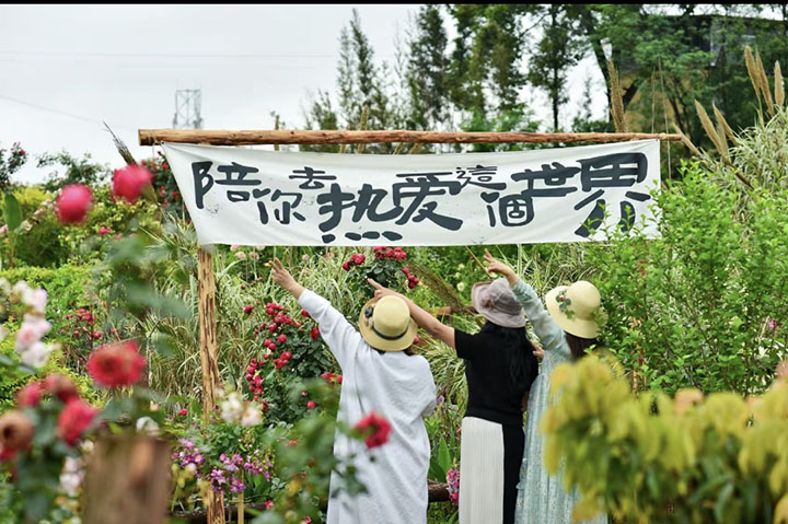 1684421307651319.jpg 6游客在聚興家庭農(nóng)場(chǎng)游玩.jpg