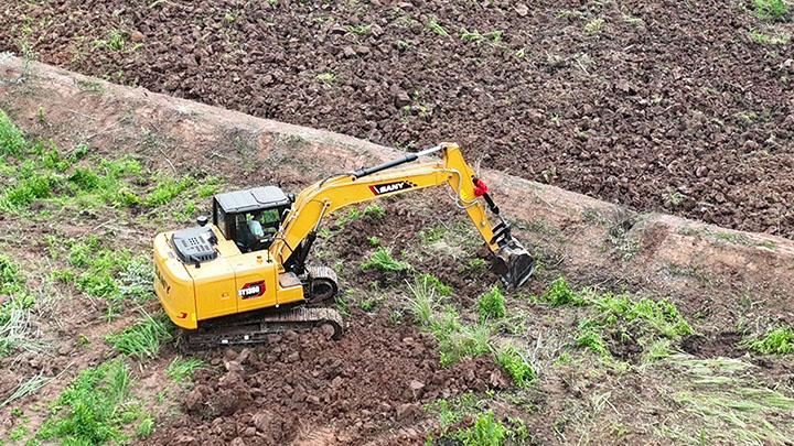 圖1  5月26日，內(nèi)江市東興區(qū)楊家鎮(zhèn)觀音井村，農(nóng)機(jī)手駕駛著機(jī)械復(fù)墾撂荒地（無人機(jī)照片）。.jpg