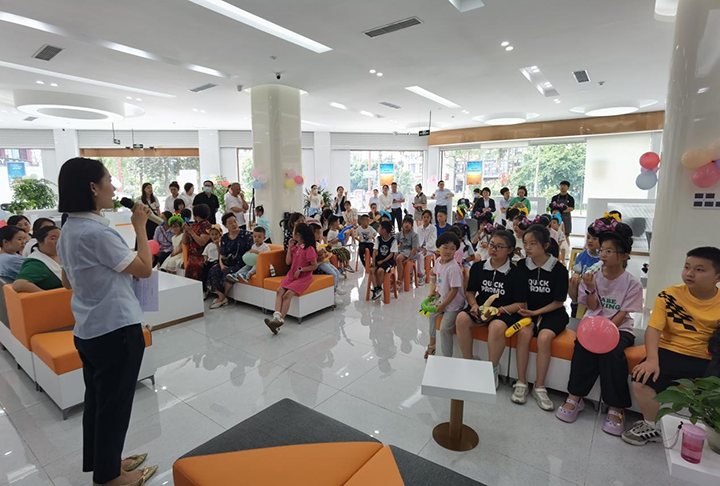 1685934883562338.png 2工作人員對參與活動的小朋友進行金融知識宣講.png