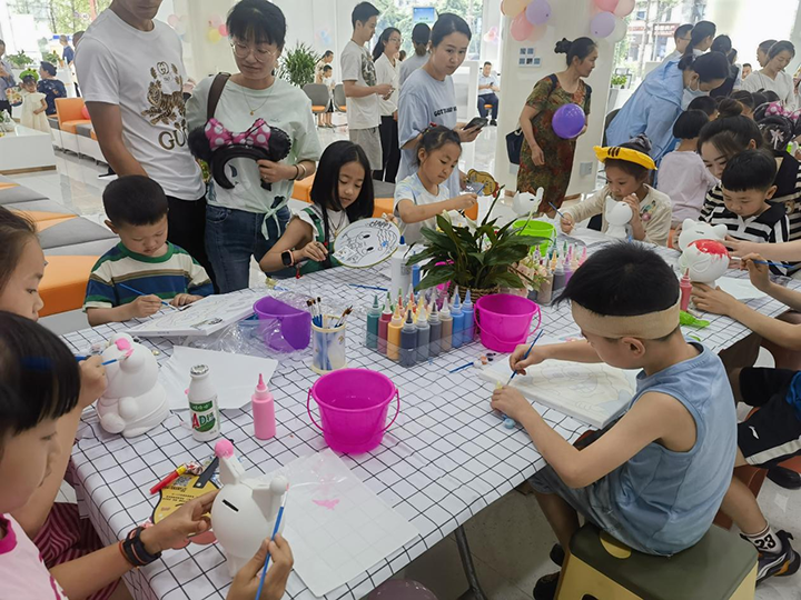 1685934886454567.png 3小朋友們現(xiàn)場參與親子繪畫趣味活動.png