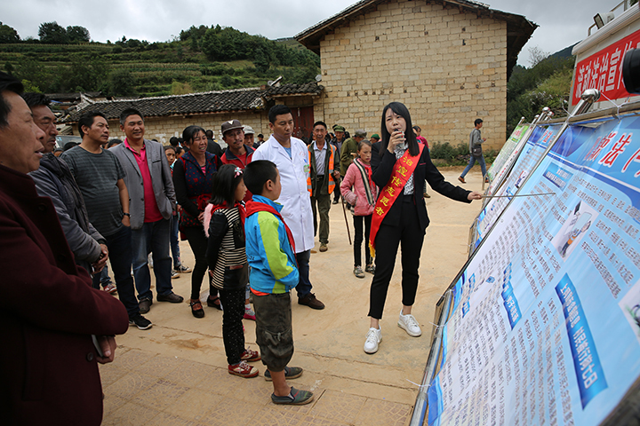 3會(huì)東縣司法局普法志愿者為群眾講解以案釋法案例 會(huì)東縣司法局供圖.jpg