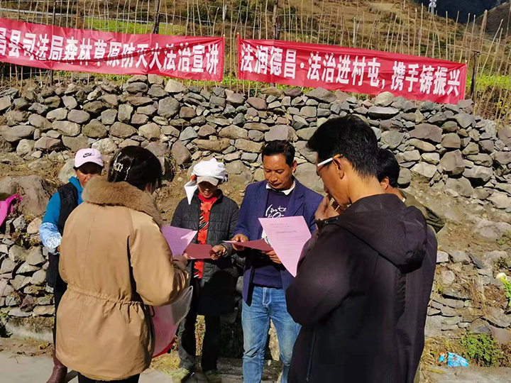 4德昌縣司法局麻栗司法所所長楊灣在麻栗鎮(zhèn)大象坪村開展法治宣講   德昌縣司法局供圖.jpg
