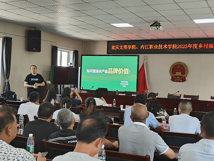 圖2  培訓(xùn)會(huì)現(xiàn)場(chǎng)，專家講解相關(guān)內(nèi)容.jpg