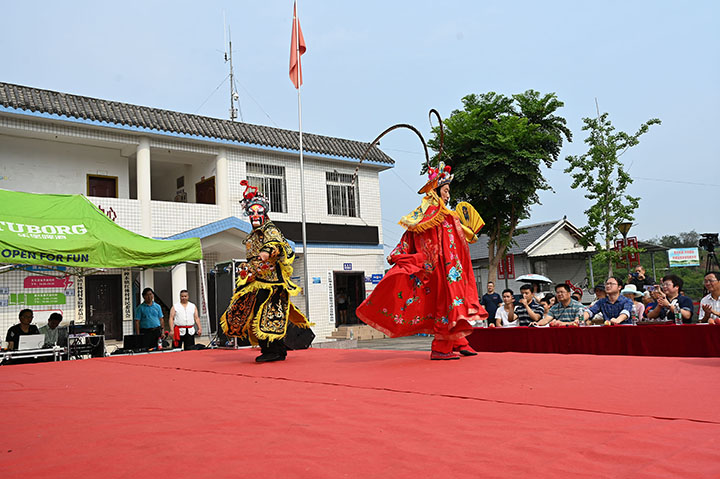 圖5  川劇演員正在表演變臉吐火。.jpg