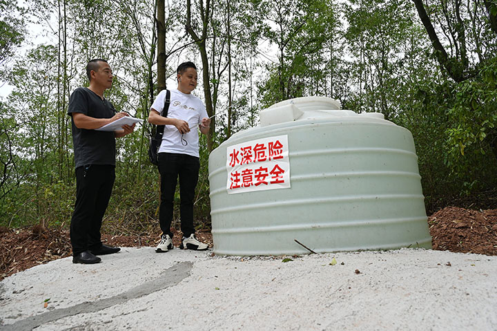 圖5  有關(guān)人員正在驗收新建成的防火步道、防火桶等基礎(chǔ)設(shè)施。.jpg