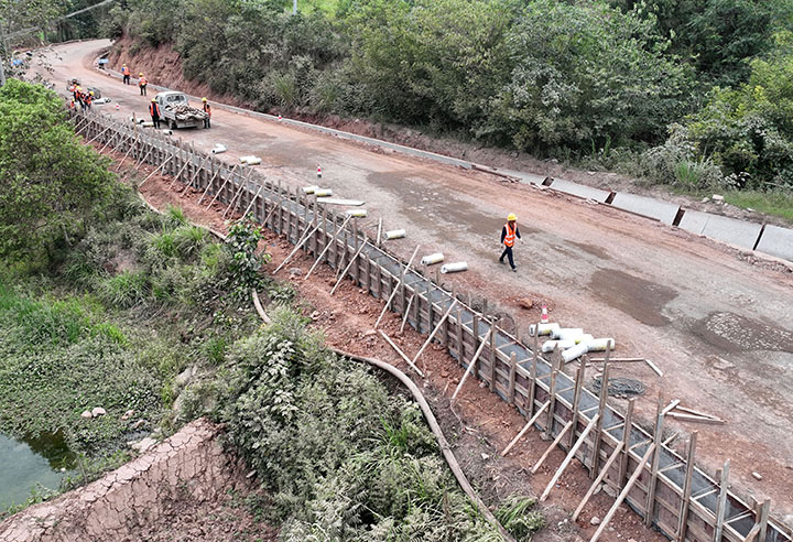 圖1  6月14日，內(nèi)吳路四川省內(nèi)江市東興區(qū)田家鎮(zhèn)段，筑路工人正在修建擋墻（無人機(jī)照片）。.jpg
