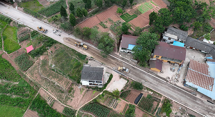 圖2 施工機(jī)械和筑路工人奔忙在項(xiàng)目建設(shè)工地上（無人機(jī)照片）。.jpg