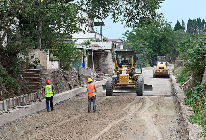 圖4 施工機(jī)械正在加快基層建設(shè)。.jpg