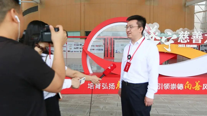 1686922978712694.png 2遂寧銀行黨委書記姜履博在慈善大會現(xiàn)場接受媒體采訪.png