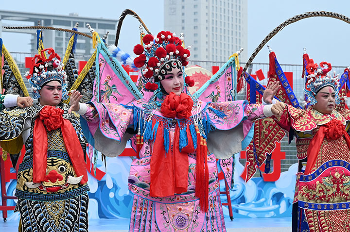 圖2  2023年6月18日，四川省內(nèi)江市甜城湖畔，文藝工作者在表演非遺文化節(jié)目。.jpg