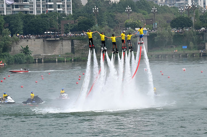 圖4  水上運(yùn)動員進(jìn)行水上特技表演。.jpg