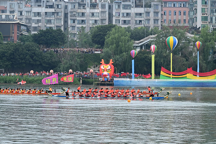 圖5  當(dāng)?shù)厥忻褓慅堉?，迎端午?jpg