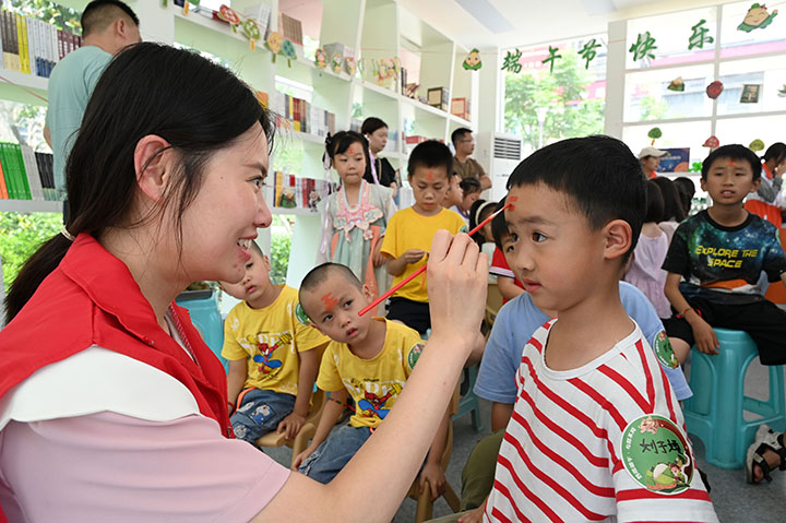 圖4   小朋友在體驗畫額習俗的樂趣。.jpg