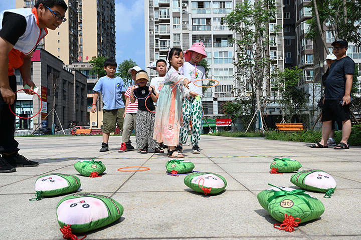 圖5  小朋友在參加套粽游戲。.jpg