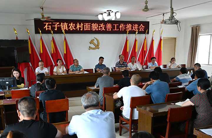 圖3  6月19日，內(nèi)江市東興區(qū)石子鎮(zhèn)通過(guò)擺擂PK鄉(xiāng)村美的形式推進(jìn)農(nóng)村面貌改善行動(dòng)。.jpg