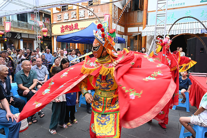 圖2  2023年6月22日，在四川省內(nèi)江市東興區(qū)東興老街，川劇演員為觀眾表演“變臉”。.jpg