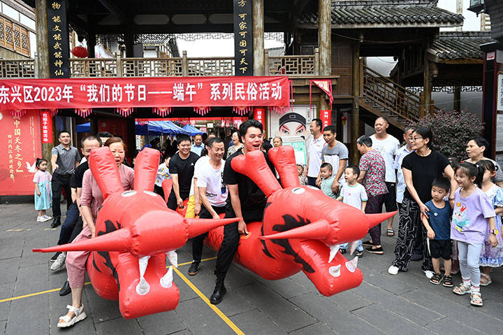 圖3  在四川省內(nèi)江市東興區(qū)東興老街，市民正在參加旱地龍舟比賽。.jpg