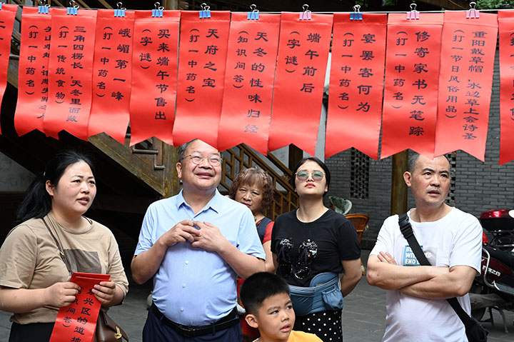 圖4  在四川省內(nèi)江市東興區(qū)東興老街，市民正在參加猜燈謎活動。.jpg