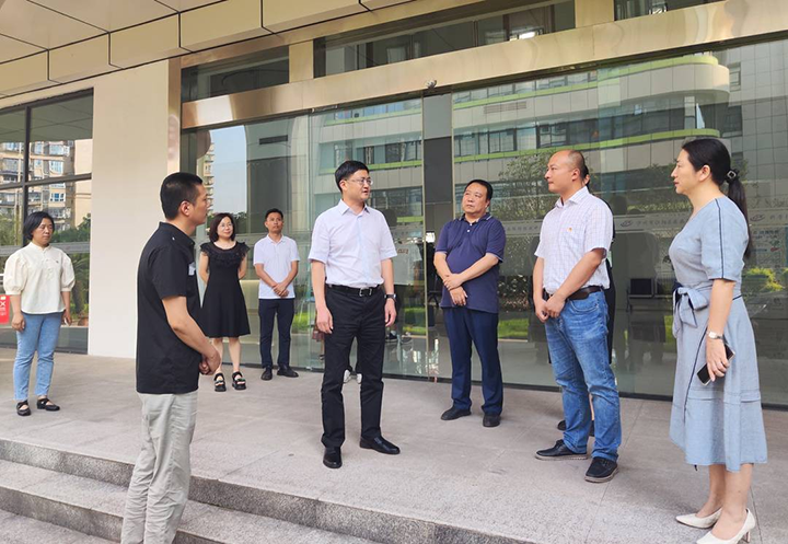 1688016933587075.png 1唐棟良調(diào)研衛(wèi)生健康工作.png