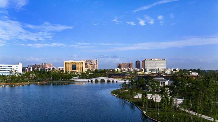 1什邡城市一景——雍湖公園  什邡市發(fā)展改革局供圖.jpg
