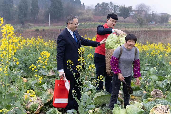 內(nèi)江農(nóng)商銀行員工在鄉(xiāng)村開展志愿服務活動.jpg