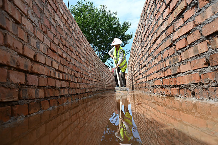 圖3  內(nèi)江人和國資公司組織施人員維護(hù)排水渠.jpg