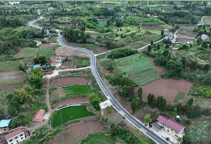 圖1  7月4日，內(nèi)江市東興區(qū)田家鎮(zhèn)云臺(tái)村，航拍同福至新官山瀝青混凝土公路。.jpg