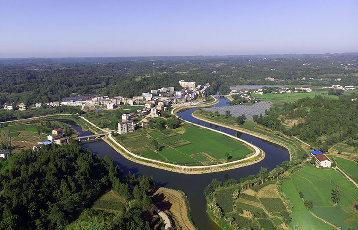 圖1  7月5日，航拍四川省內(nèi)江市東興區(qū)永福鎮(zhèn)東岳社區(qū)美景。.jpg