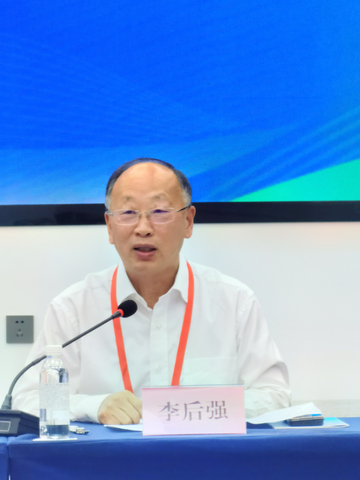 1 中共四川省委四川省人民政府決策咨詢委員會(huì)副主任、成都市社科聯(lián)主席、四川省社會(huì)科學(xué)院二級(jí)教授、博士生導(dǎo)師李后強(qiáng).JPG