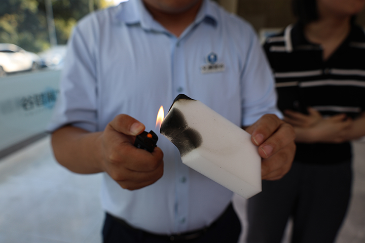 文瀾智谷工作人員演示研產(chǎn)的新型海綿燃燒  周淼葭 攝.JPG