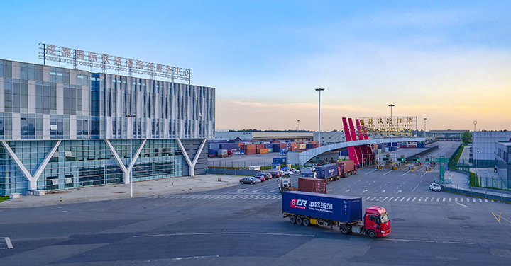 2成都國際鐵路港、成都鐵路口岸外景  白桂斌 攝.jpg