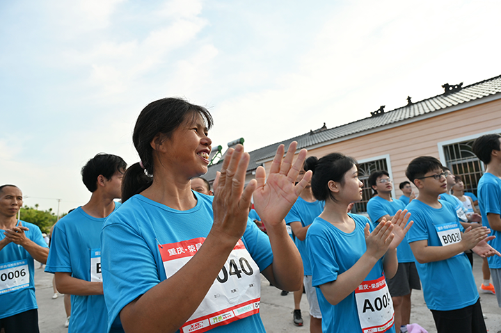 圖1  8月11日，重慶市榮昌區(qū)遠(yuǎn)覺鎮(zhèn)高觀音村，農(nóng)民運(yùn)動(dòng)員在川渝毗鄰農(nóng)民運(yùn)動(dòng)會(huì)開幕式上。.png